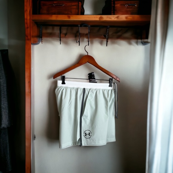 NEW! Under Armour Men’s Run Up the Pace Shorts - 5”, Built-In Brief White Large - Picture 5 of 5